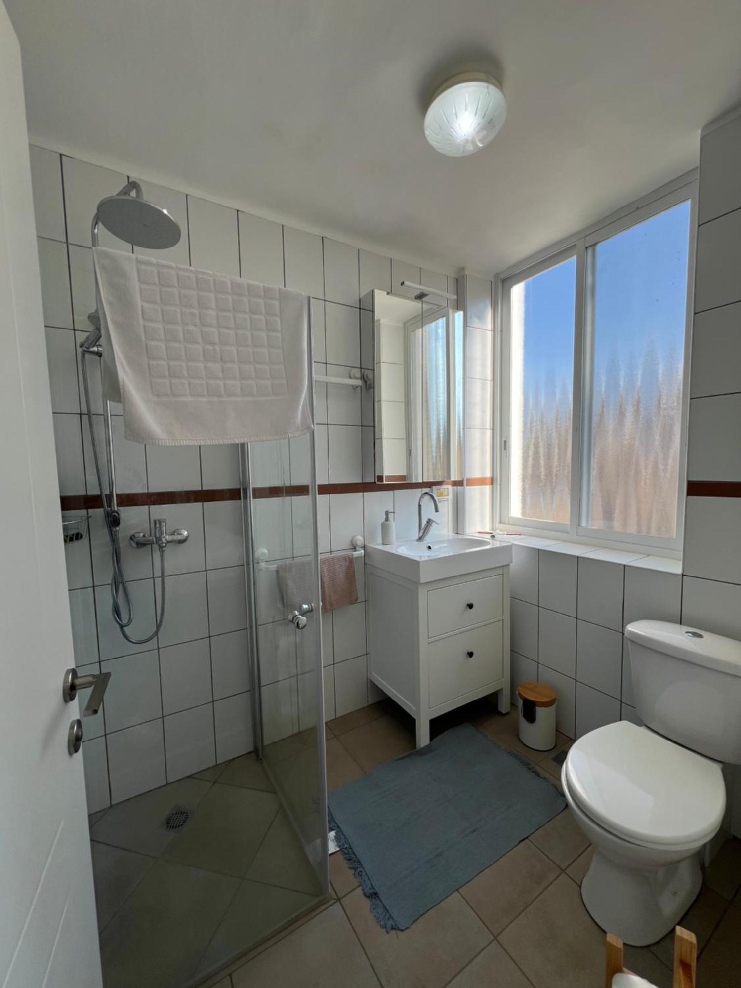 Modern And Spacious Apartment In Downtown Haifa Buitenkant foto